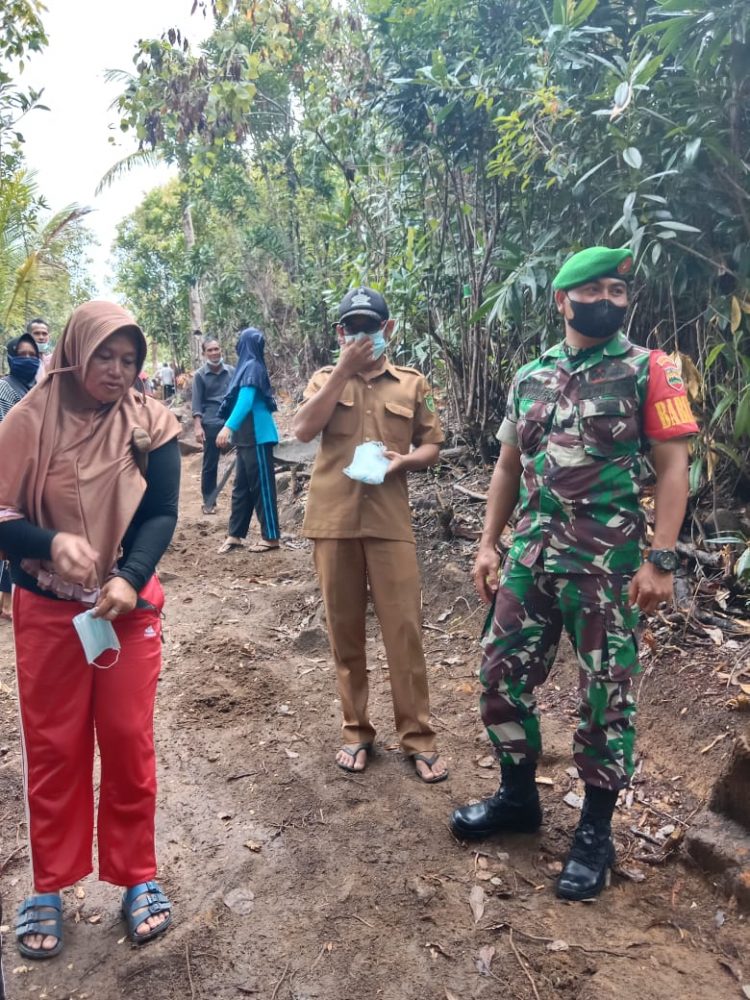 Koramil 06/Serasan Bersama Masyarakat Goro Bangun Jalan Menuju Tower XL Koramil 06/Serasan Bersama Masyarakat Goro Bangun Jalan Menuju Tower XL