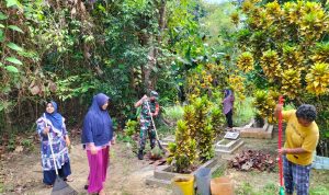 Bersama Warga, Koramil 06/Serasan Gotong Royong Bersihkan Pemakaman Umum Bersama Warga, Koramil 06/Serasan Gotong Royong Bersihkan Pemakaman Umum