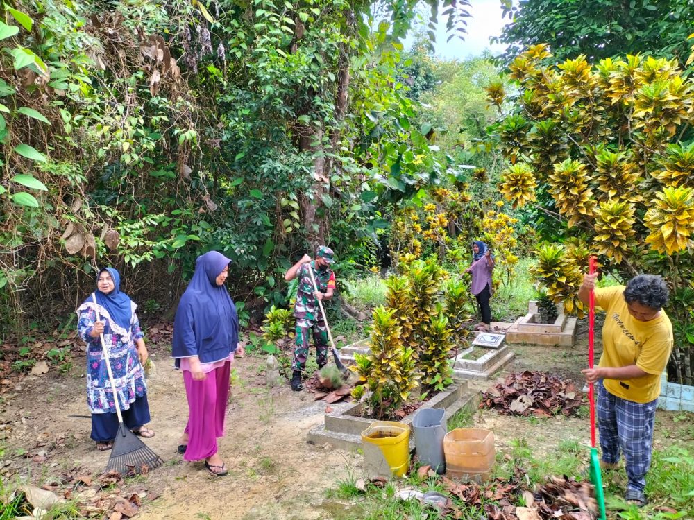 Bersama Warga, Koramil 06/Serasan Gotong Royong Bersihkan Pemakaman Umum Bersama Warga, Koramil 06/Serasan Gotong Royong Bersihkan Pemakaman Umum