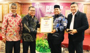 SMSI Nobatkan Suhatri Bur Sebagai Sahabat Pers Indonesia