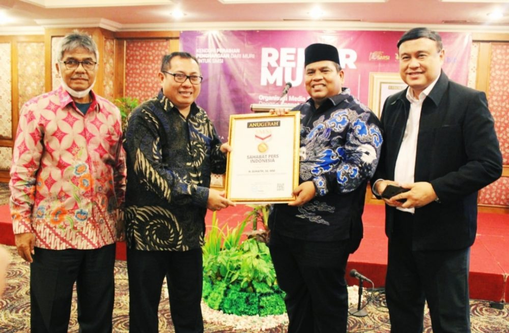 SMSI Nobatkan Suhatri Bur Sebagai Sahabat Pers Indonesia