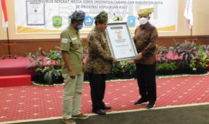 SMSI Anugerahi Gubernur Ansar Sebagai Sahabat Pers Indonesia SMSI Anugerahi Gubernur Ansar Sebagai Sahabat Pers Indonesia