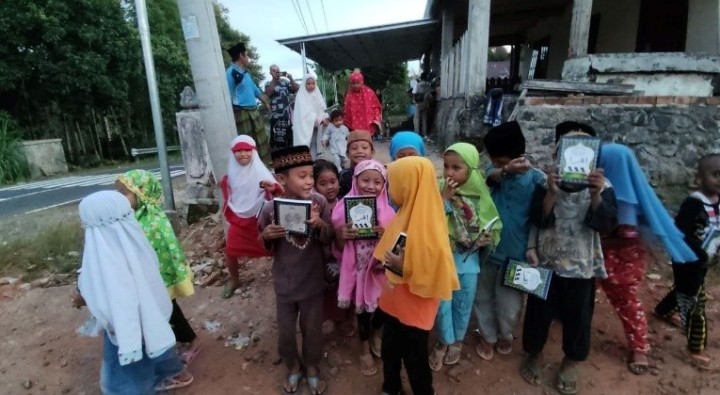 Bahagianya Anak-Anak di Perbatasan Bengkulu Saat Menerima Wakaf Qur’an dan Iqra