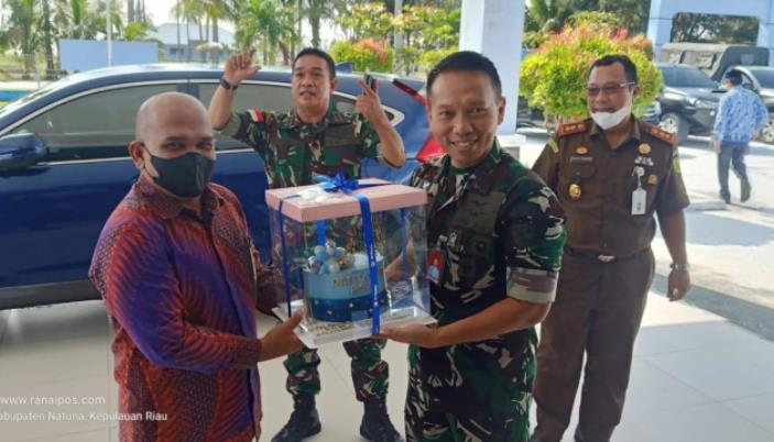 Kompak, Ketua Komisi I DPRD Natuna Bersama Forkopimda Berikan Kejutan HUT-TNI AU Kompak, Ketua Komisi I DPRD Natuna Bersama Forkopimda Berikan Kejutan HUT-TNI AU