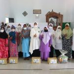 Ketua BKMT Provinsi Kepri Serahkan Paket Sembako Kaum Dhuafa di Desa Penaga Ketua BKMT Provinsi Kepri Serahkan Paket Sembako Kaum Dhuafa di Desa Penaga