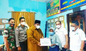 Suhatri Bur Serahkan BLT Tahap Pertama ke Masyarakat Secara Simbolis Suhatri Bur Serahkan BLT Tahap Pertama ke Masyarakat Secara Simbolis