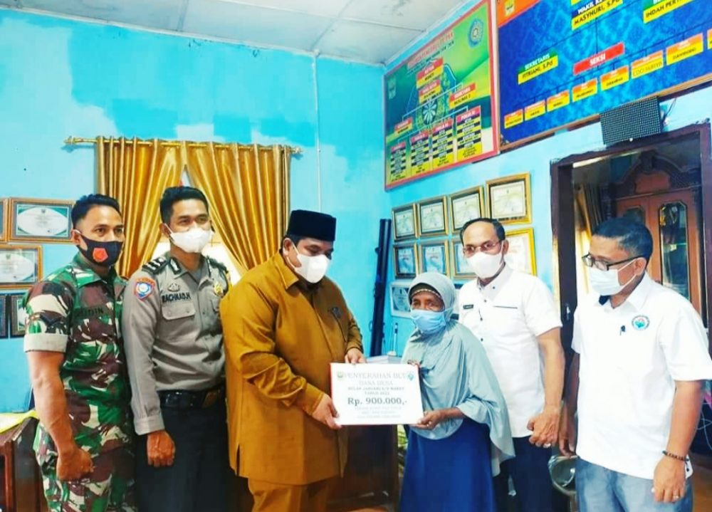 Suhatri Bur Serahkan BLT Tahap Pertama ke Masyarakat Secara Simbolis
