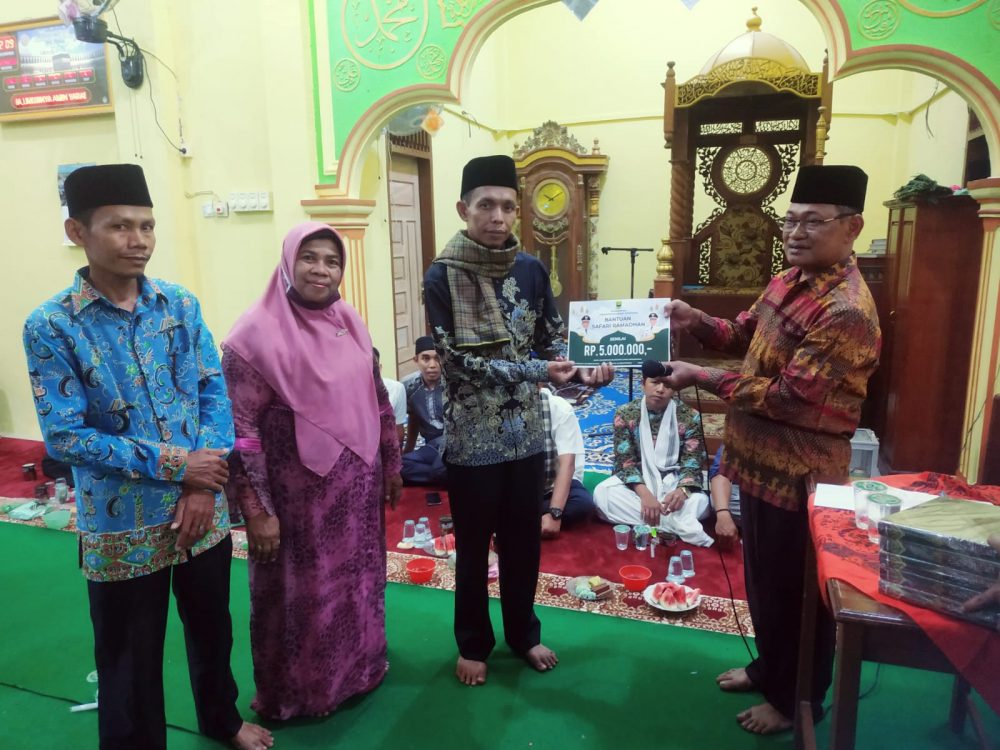 Tim 33 Safari Ramadhan Pemkab Padang Pariaman Serahkan Bantuan Uang Secara Simbolis Tim 33 Safari Ramadhan Pemkab Padang Pariaman Serahkan Bantuan Uang Secara Simbolis