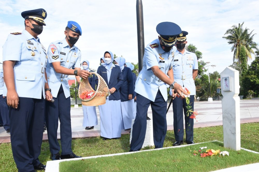 Jelang Peringatan ke-76 Hari TNI AU, Lanud RHF Laksanakan Ziarah ke Taman Makam Pahlawan Pusara Bhakti Jelang Peringatan ke-76 Hari TNI AU, Lanud RHF Laksanakan Ziarah ke Taman Makam Pahlawan Pusara Bhakti