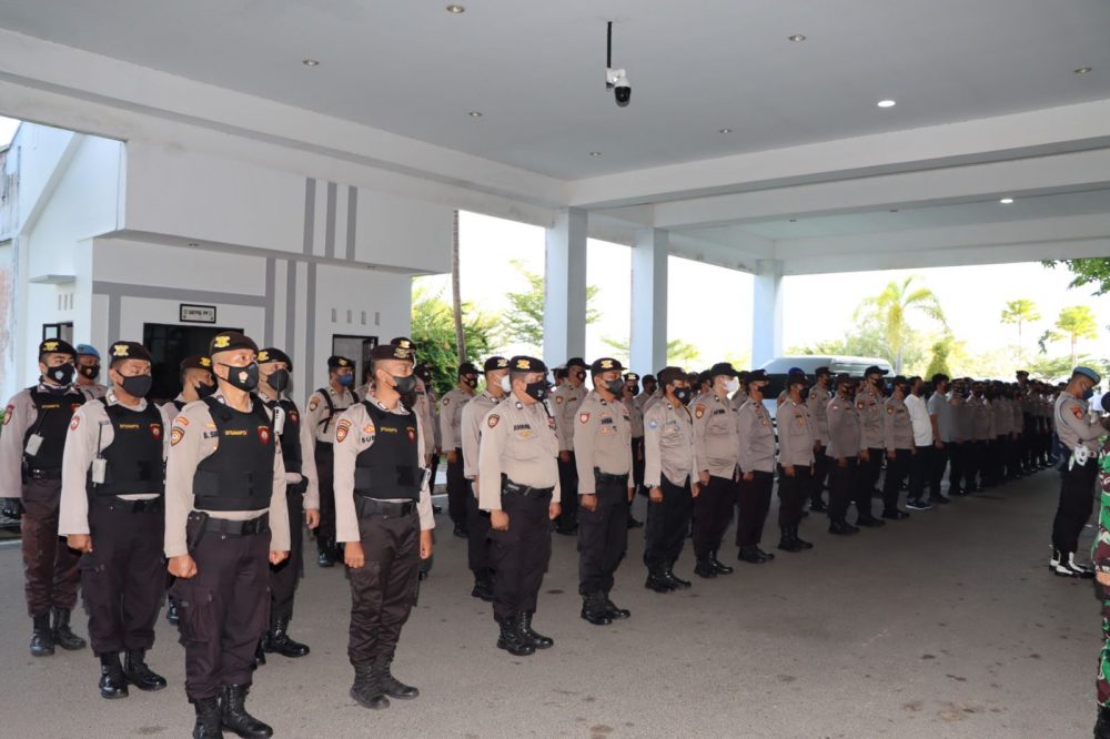 2 Pleton Personil Polres Bintan Turun Mengamankan Aksi Unjuk Rasa di Kantor DPRD Provinsi Kepri 2 Pleton Personil Polres Bintan Turun Mengamankan Aksi Unjuk Rasa di Kantor DPRD Provinsi Kepri