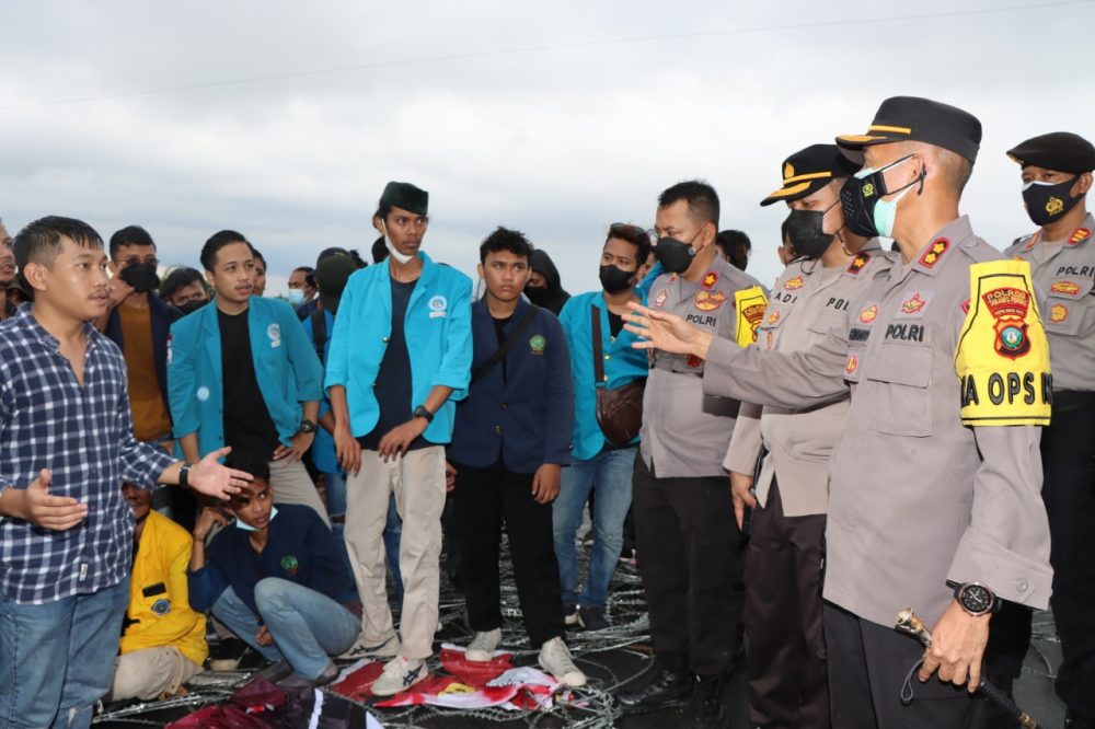 Polres Tanjungpinang Kawal Aksi Unjuk Rasa di Kantor DPRD Provinsi Kepri Polres Tanjungpinang Kawal Aksi Unjuk Rasa di Kantor DPRD Provinsi Kepri