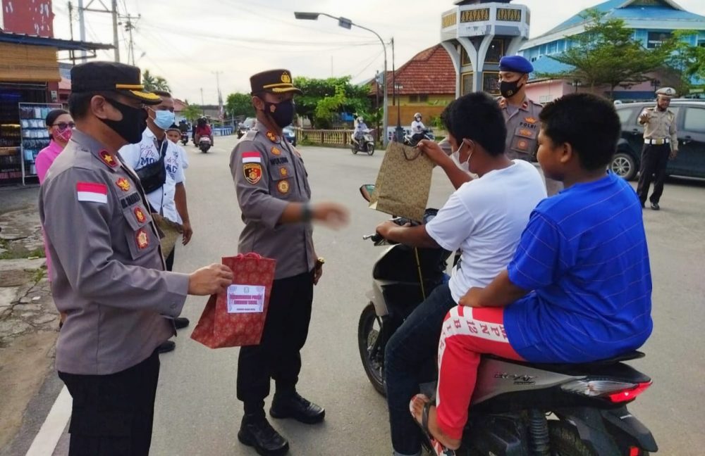 Berbagi Kasih Dibulan Suci Ramadhan, Polres Bintan Bagikan Takjil Kepada Masyarakat Berbagi Kasih Dibulan Suci Ramadhan, Polres Bintan Bagikan Takjil Kepada Masyarakat