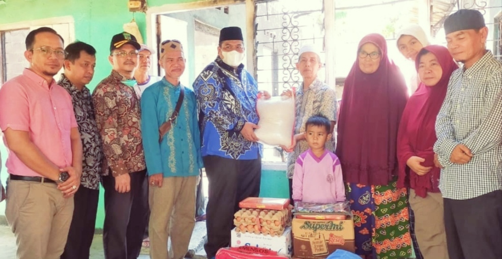 Suhatri Bur Beri Santunan dan Kebutuhan Logistik Buat Korban Kebakaran Suhatri Bur Beri Santunan dan Kebutuhan Logistik Buat Korban Kebakaran