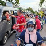 Jaga Kerukunan Antar Umat Beragama, Eriyandy Bagi Takjil di Bulan Ramadhan