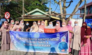 TP PKK Kabupaten Natuna Berbagi Takjil dengan Makanan Khas Bubur Lambuk