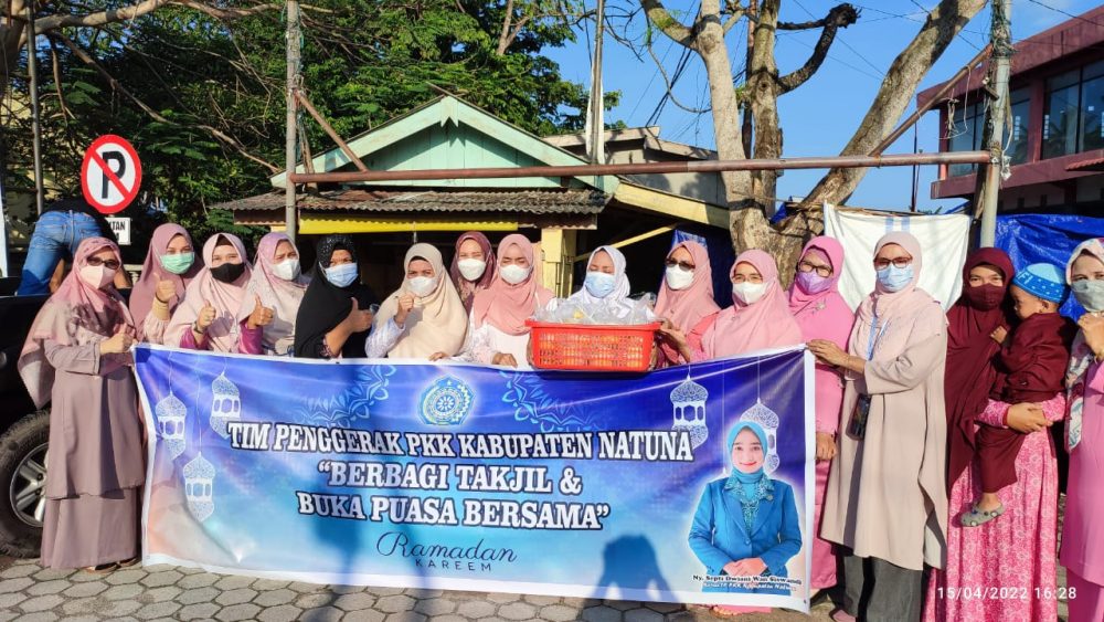 TP PKK Kabupaten Natuna Berbagi Takjil dengan Makanan Khas Bubur Lambuk