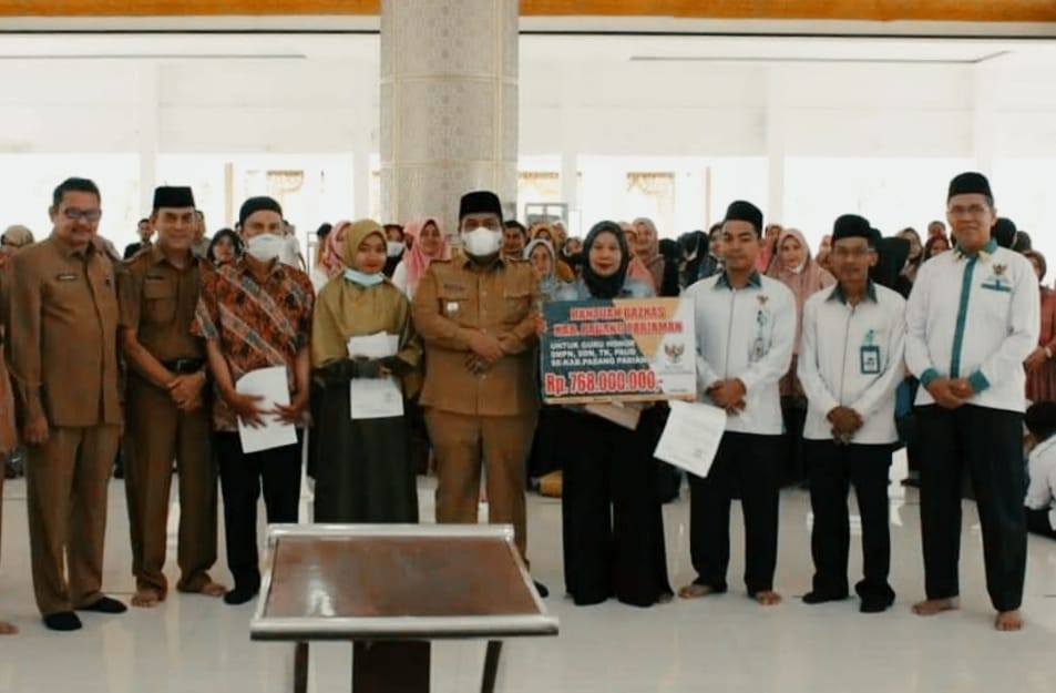 Secara Simbolis, Penyaluran Dana Zakat Kepada Guru Honorer, TK/PAUD, SDN dan SMPN Diserahkan
