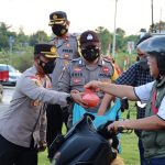 Pos Operasi Ketupat Seligi 2022 Polres Bintan Secara Serentak Bagikan Takjil Kepada Masyarakat Pos Operasi Ketupat Seligi 2022 Polres Bintan Secara Serentak Bagikan Takjil Kepada Masyarakat
