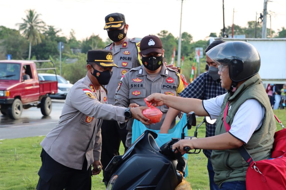 Pos Operasi Ketupat Seligi 2022 Polres Bintan Secara Serentak Bagikan Takjil Kepada Masyarakat