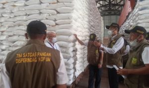 Pastikan Kebutuhan Masyarakat Terpenuhi, Satgas Pangan Desperindagkop Tinjau Gudang Bulog