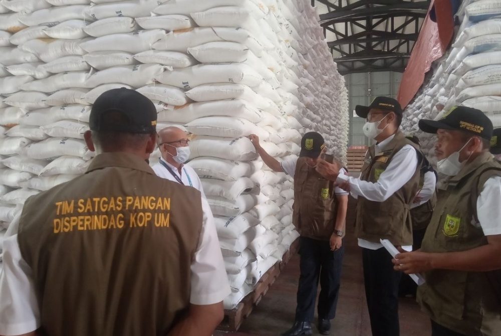 Pastikan Kebutuhan Masyarakat Terpenuhi, Satgas Pangan Desperindagkop Tinjau Gudang Bulog