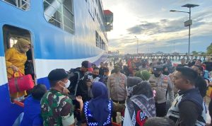 Arus Balik Lebaran 2022, Kapolsek Serasan Pantau Aktivitas di Pelabuhan Setelung