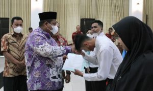 Suhatri Bur Serahkan SK Pengangkatan Sebagai ASN Kepada 52 CPNS Suhatri Bur Serahkan SK Pengangkatan Sebagai ASN Kepada 52 CPNS