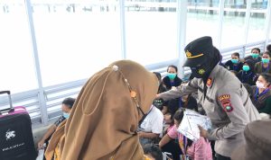 Polsek SBP Tanjungpinang Bagikan Snack dan Masker Untuk PMI Ilegal Polsek SBP Tanjungpinang Bagikan Snack dan Masker Untuk PMI Ilegal