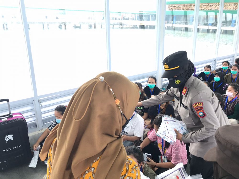 Polsek SBP Tanjungpinang Bagikan Snack dan Masker Untuk PMI Ilegal Polsek SBP Tanjungpinang Bagikan Snack dan Masker Untuk PMI Ilegal