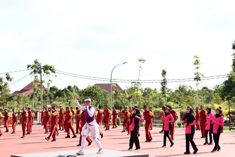 Akhiri Perayaan Idul Fitri Personil Polres Bintan Bersama Bhayangkari Laksanakan Olahraga Bersama