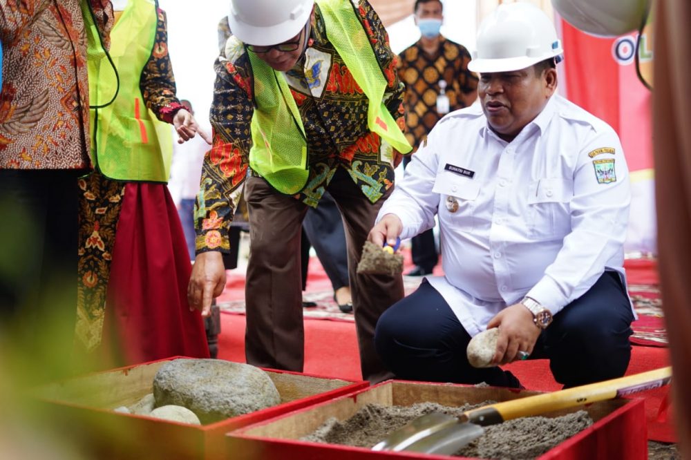 Suhatri Bur Lakukan Peletakan Batu Pertama Pembangunan Klinik Padang Pariaman Eye Cetre