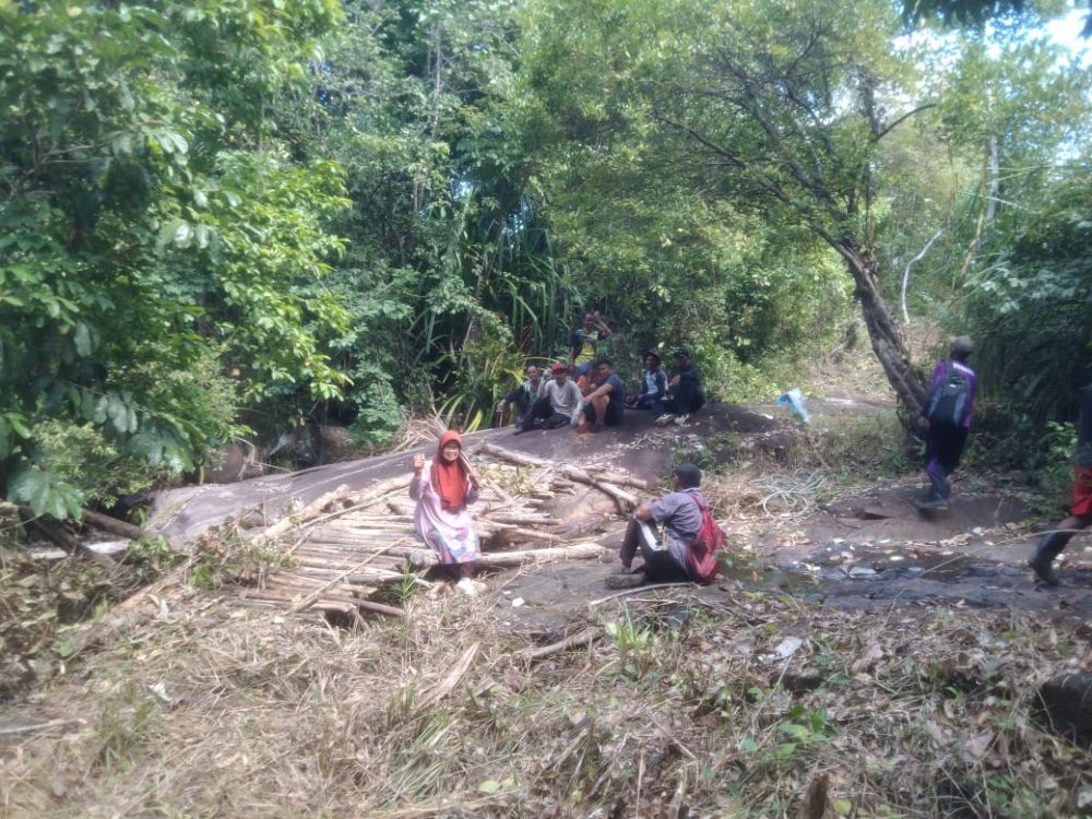 Miris! Sejumlah Warga di Anambas Goro Buka Jalan Lingkar, Dimana Pemerintah? Miris! Sejumlah Warga di Anambas Goro Buka Jalan Lingkar, Dimana Pemerintah?