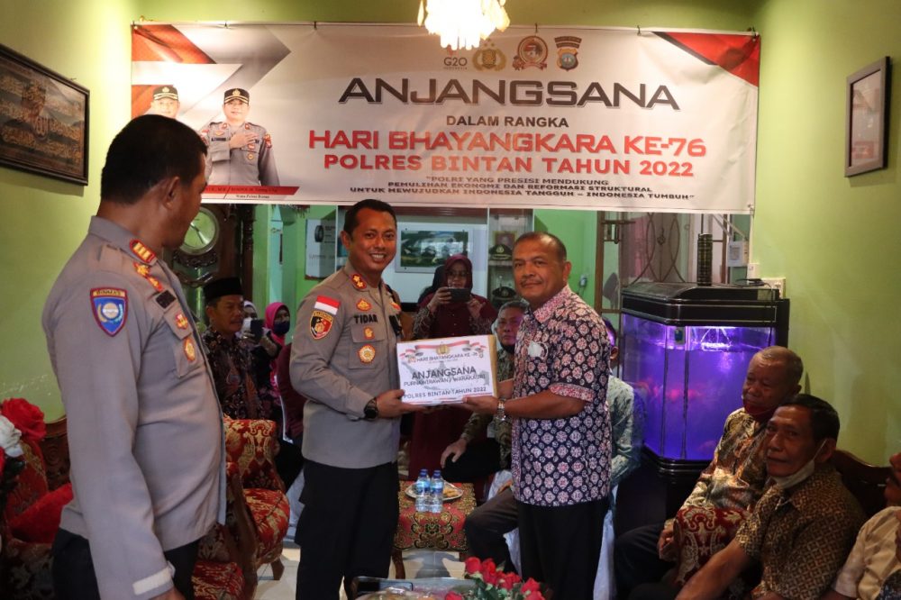 Dalam Rangka Hari Bhayangkara Ke 76, Lagi Kapolres Bintan Kunjungi Purnawirawan Polri Dan Warakauri Berikan Bingkisan