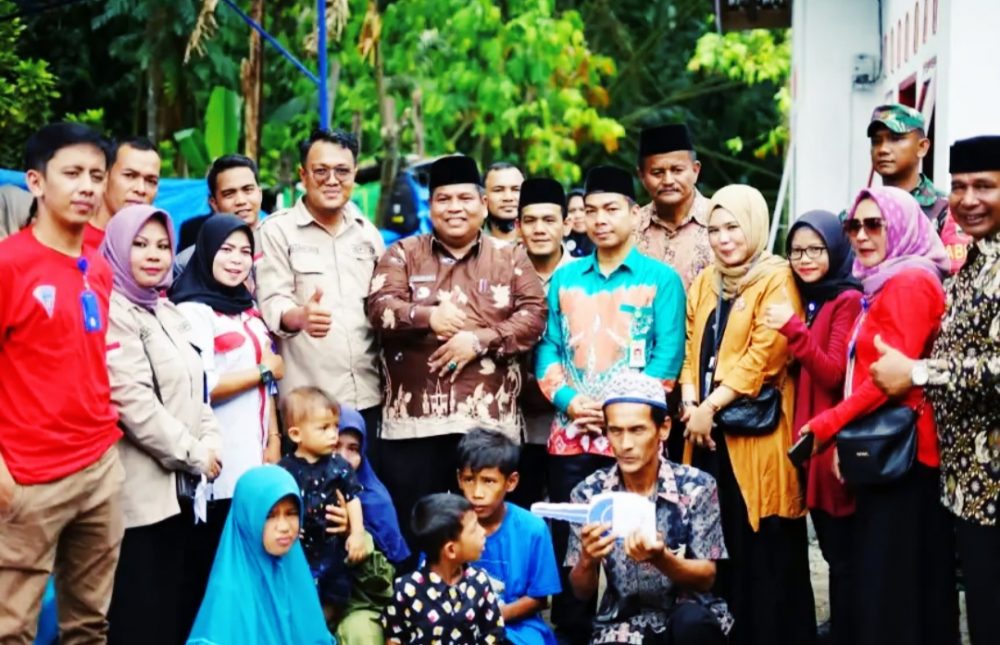 Suhatri Bur Serahkan Kunci Rumah Kepada Junaidi Suhatri Bur Serahkan Kunci Rumah Kepada Junaidi