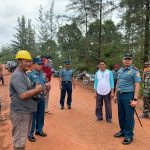 Danlanal Dabo Singkep Tinjau Langsung Jalan Putus Akibat Cuaca Ekstrim Di Todak