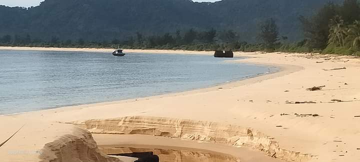 Di Hantam Gelombang Tinggi, Sebuah Tongkang Terdampar di Pantai Sisi Serasan Di Hantam Gelombang Tinggi, Sebuah Tongkang Terdampar di Pantai Sisi Serasan