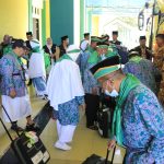 37 JCH Kota Padang Panjang Memasuki Asrama Haji Embarkasi Padang 37 JCH Kota Padang Panjang Memasuki Asrama Haji Embarkasi Padang