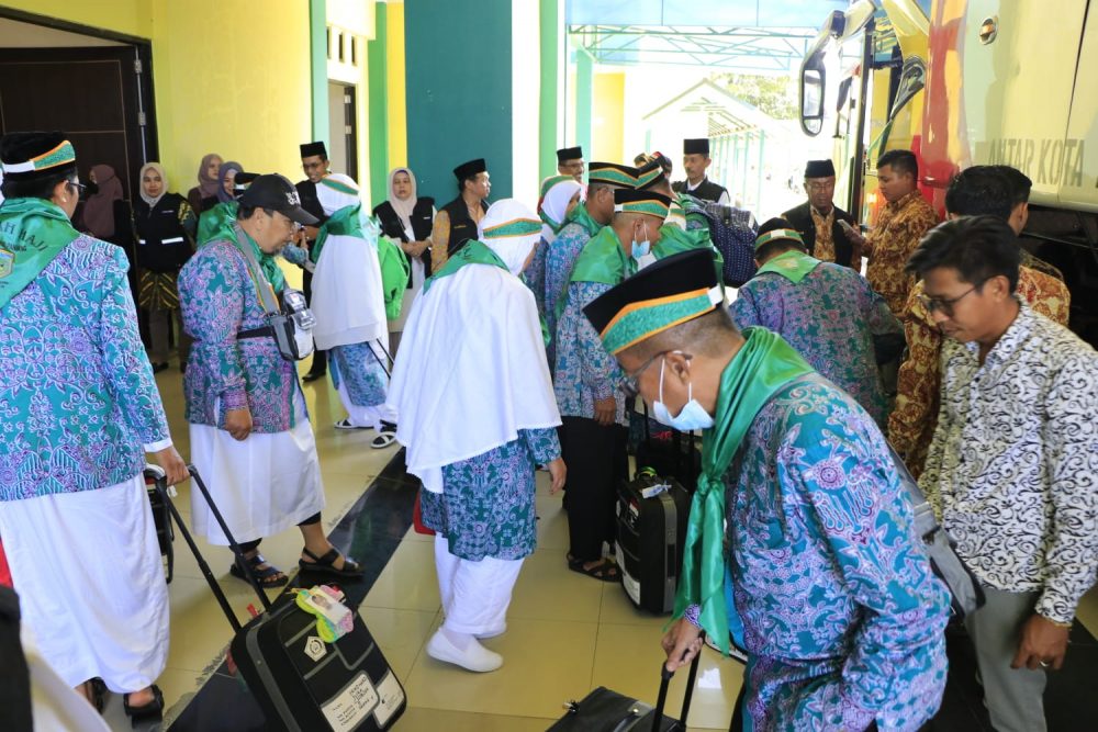 37 JCH Kota Padang Panjang Memasuki Asrama Haji Embarkasi Padang