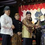 Soegiharto Santoso Apresiasi Pagelaran Wayang Kulit di HUT Bhayangkara Ke-76