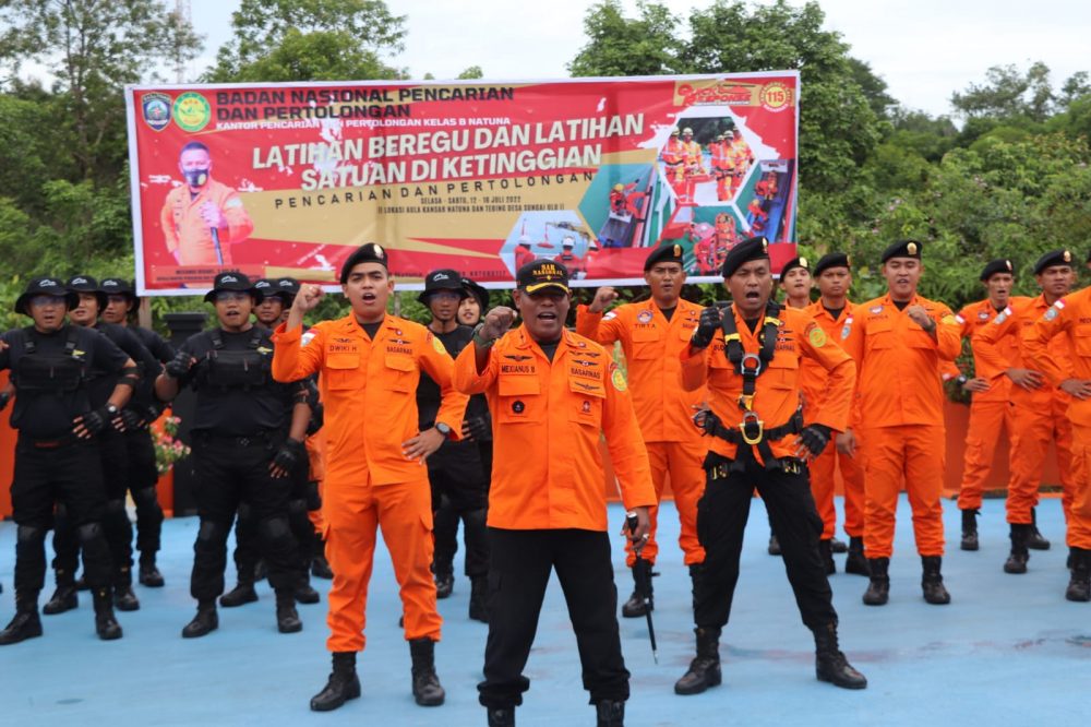 14 Rescuer Basarnas Natuna Ikuti Latihan Beregu dan Satuan di Atas Ketinggian 14 Rescuer Basarnas Natuna Ikuti Latihan Beregu dan Satuan di Atas Ketinggian