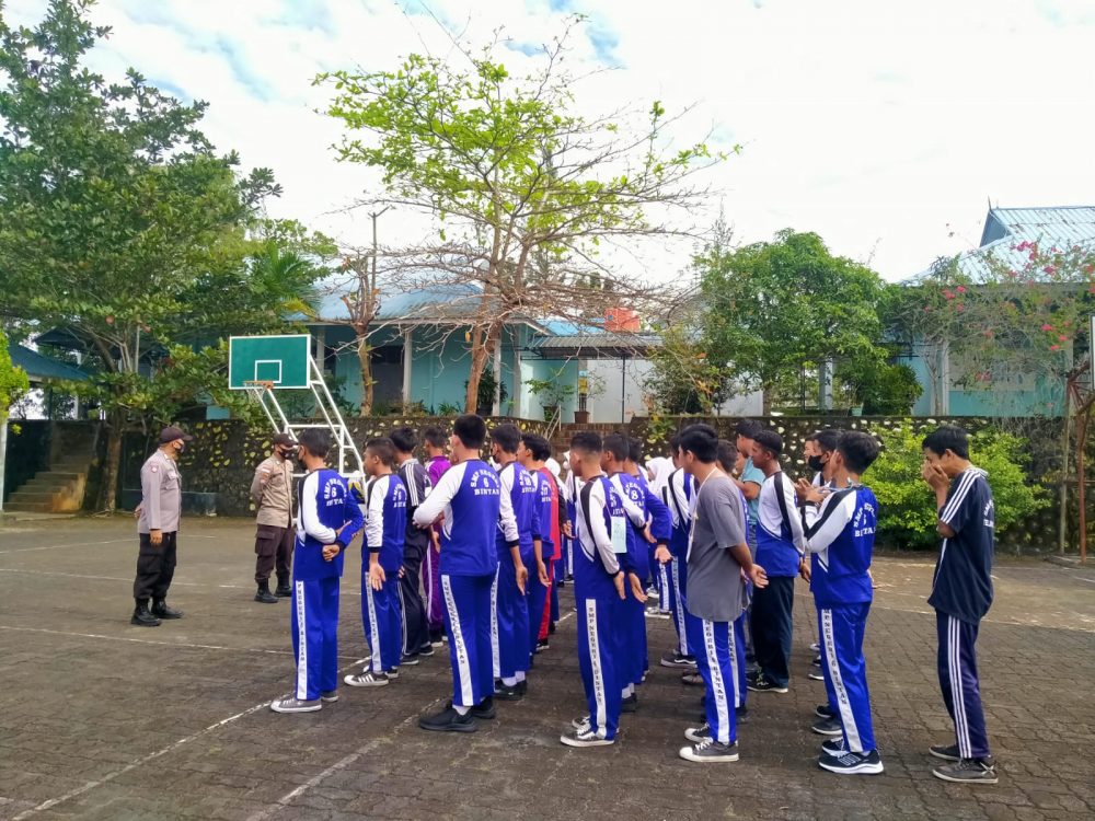 Polsek Teluk Bintan Polres Bintan Berikan Pembelajaran Baris-Berbaris (PBB) Kepada Siswa SLTA 1 Teluk Bintan