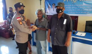 Pastikan BLT Sampai Kemasyarakat, Bhabinkamtibmas Lakukan Pengawalan dan Pengawasan
