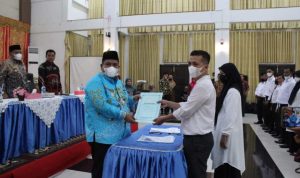 Suhatri Bur Tandatangani Perjanjian Kerja dan Serahkan SK PPPK Guru Sekolah Dasar di lingkungan Pemkab Padang Pariaman