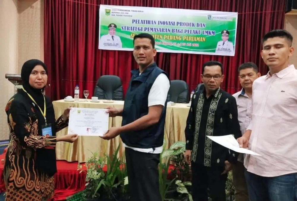 Sekda Tutup Pelatihan Inovasi Produk dan Strategi Pemasaran Bagi Pelaku UMKM Se-Kabupaten Padang Pariaman Sekda Tutup Pelatihan Inovasi Produk dan Strategi Pemasaran Bagi Pelaku UMKM Se-Kabupaten Padang Pariaman