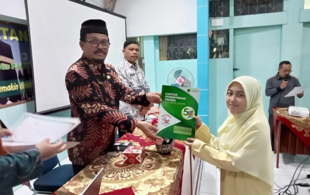 Kemenag Padang Panjang Berikan 24 Penghargaan