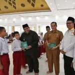 Bupati Padang Pariaman Serahkan Beasiswa Dari Baznas  Kepada 3.740 Siswa