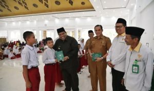 Bupati Padang Pariaman Serahkan Beasiswa Dari Baznas  Kepada 3.740 Siswa