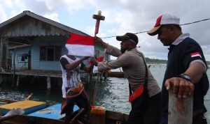 Sukseskan Gerakan 10 Juta Bendera Merah Putih, Polres Bintan Bersama Polsek Jajaran Sambangi Warga Sukseskan Gerakan 10 Juta Bendera Merah Putih, Polres Bintan Bersama Polsek Jajaran Sambangi Warga