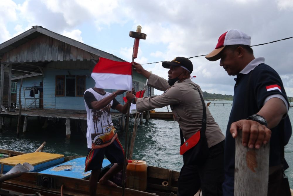 Sukseskan Gerakan 10 Juta Bendera Merah Putih, Polres Bintan Bersama Polsek Jajaran Sambangi Warga