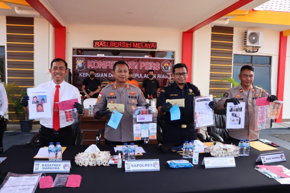 Kolaborasi Satresnarkoba Polres Bintan Bersama Bea Cukai Amankan Pelaku Narkoba Jenis Sabu Di Pelabuhan Sri Bayintan